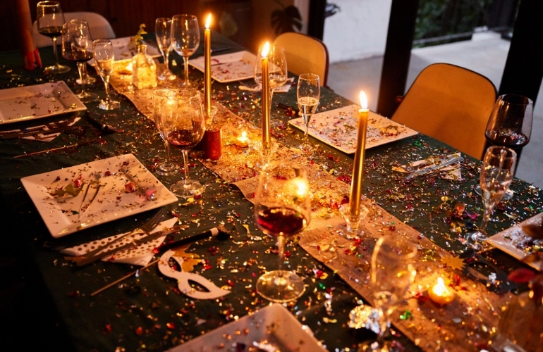Stół z zapalonymi świeczkami